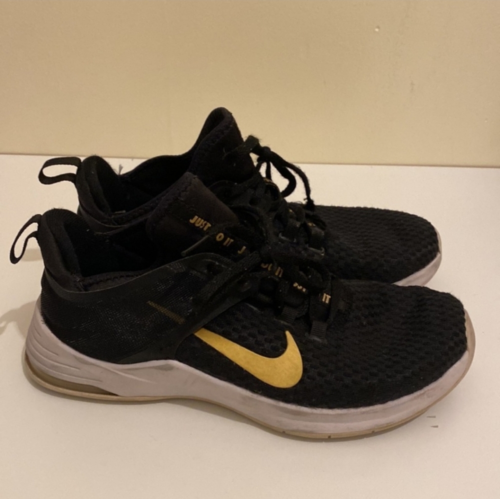 NIKE